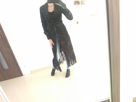 Čierny dlhý kabát so strapcami, s