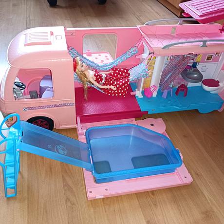 Barbie karavan,