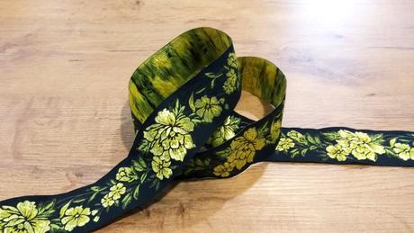 Krojová stuha 50 mm - žlté kvety na čiernom,