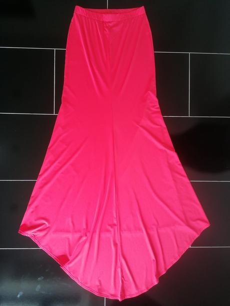 Dlhá červená sukňa, m