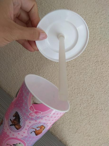 Plastový pohár s koníkmi,