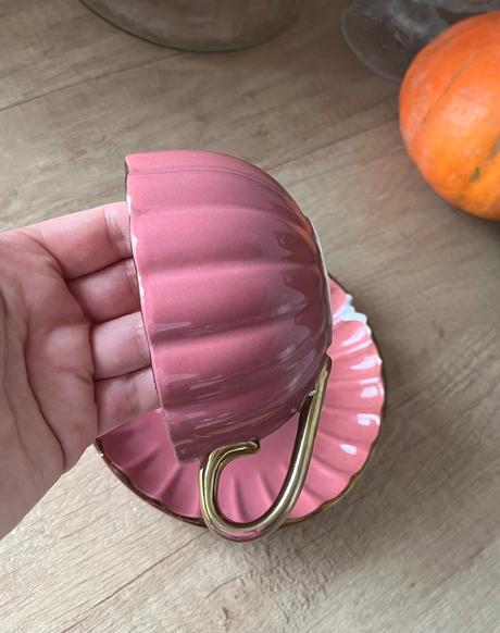 Ružovofialová keramická šálka s podšálkou, 