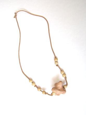 Náhrdelník s keramickou korálkou, 
