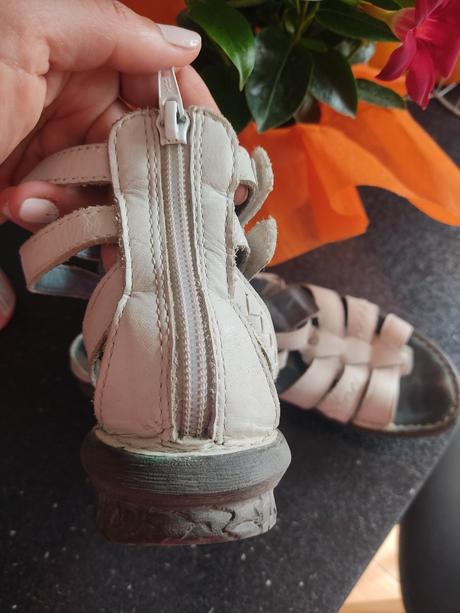 Predám dievčenské sandále, baťa,38