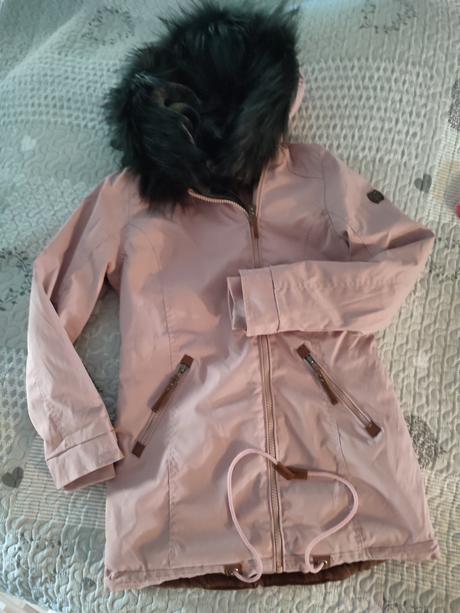 Krásna pudrovo ružová parka, s