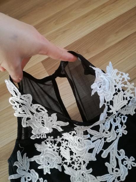 Čierne šaty s čipkou, s