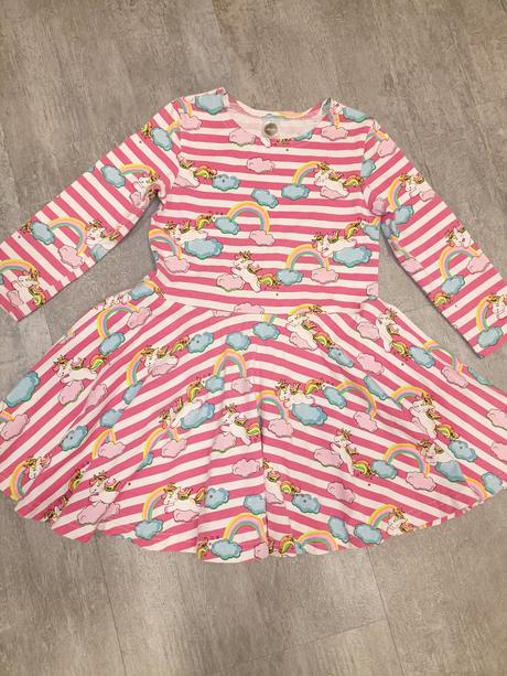 Jednorožcové točiace šaty, 110
