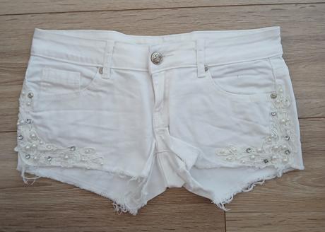 Biele sortky s perlickami, dromedar,l
