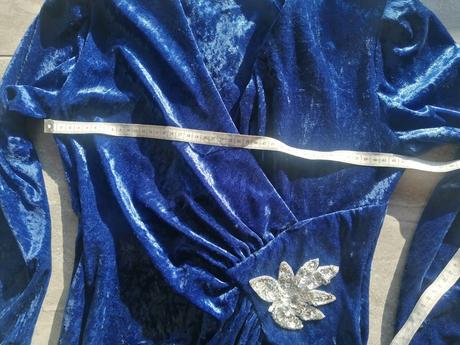 Zamatové modré šaty s riasením a kvetom vs, s