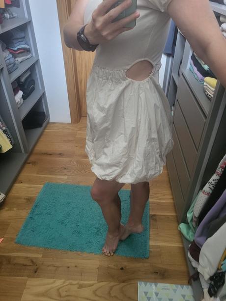 Saty s vyrezmi na bokoch,