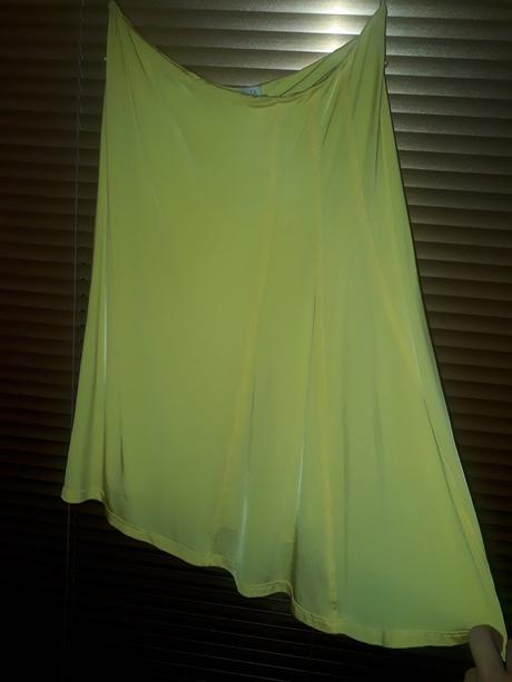 Krasna sukna znacky magenta, s