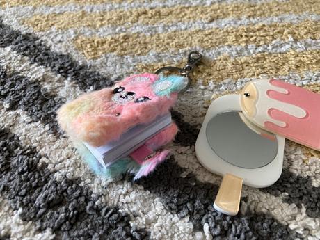 Prívesky zápisník a nanuk lindex, lindex