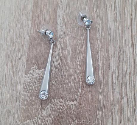 Dlhe nausnice s kamienkom,