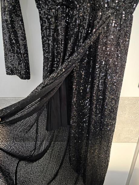 Filtrové čierne šaty,