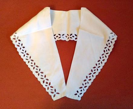 Madeirou zdobený hodvábny golierik,