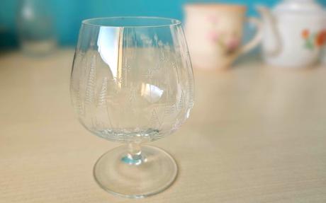 Malý pohárik na stopke s gravírovanými stromčekmi, 