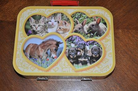 Puzzle maciatka 24 a kon 26 v plechovom kufriku,