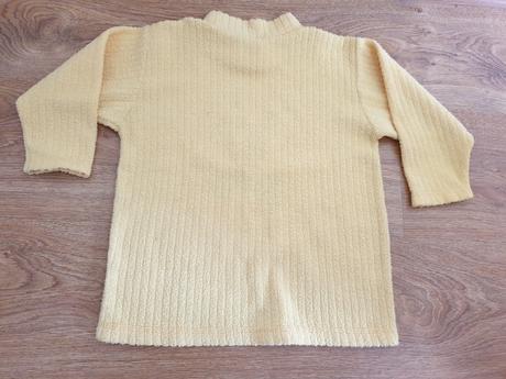 Žltý pulovrik s mackom, 110