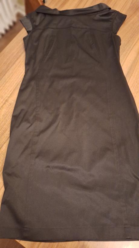 Malé čierne lodičkové šaty, m