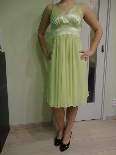 Spolocenske bledozelene saty, 38