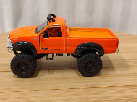 Zber retro model ford f-series 4x4 rebels, maisto,