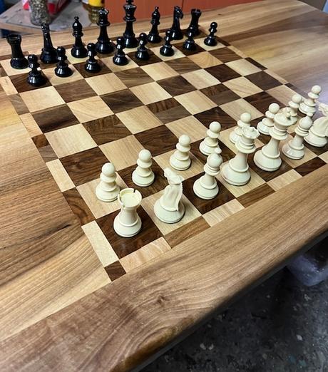 Šachovnicový masívny stôl orech ručná výroba, 