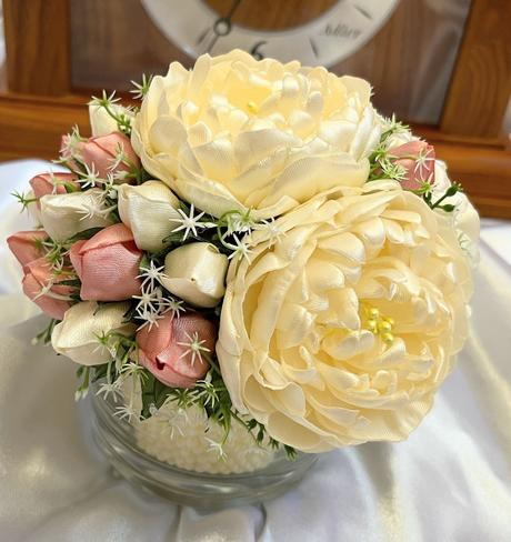 Elegantná krása saténových kvetov,