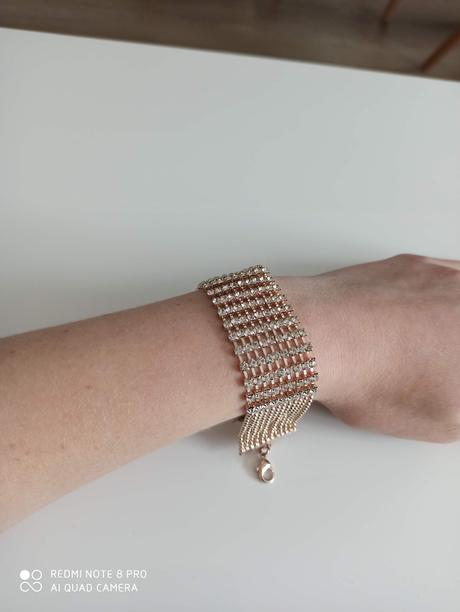 Medenozlaty náramok so striebornými zirkonikmi,