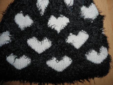 Čiernobiela čapica - srdiečko, 