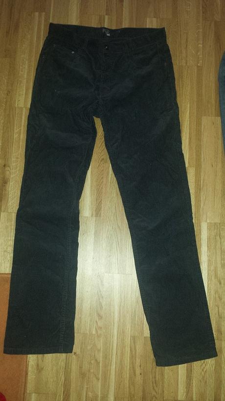 2x zánovné rifle v. 38 a 40, cena 3,-e/ks, 40