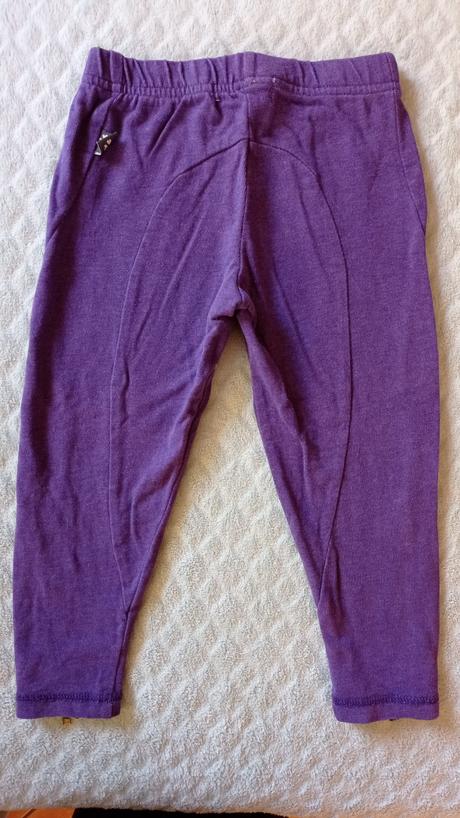 Fialové legíny so zlatými zipsami, 92