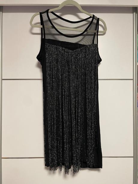 Predám čierne šaty s trblietavým strapcami, 