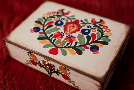 Folklórna drevená krabička,