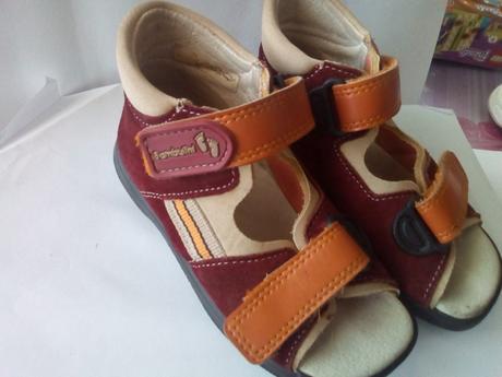 Sandálky pohodlné, bambulini,25