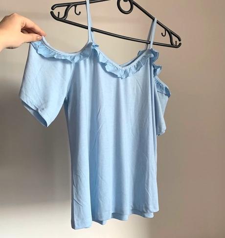 Světlé modré tričko s odhalenými rameny, s