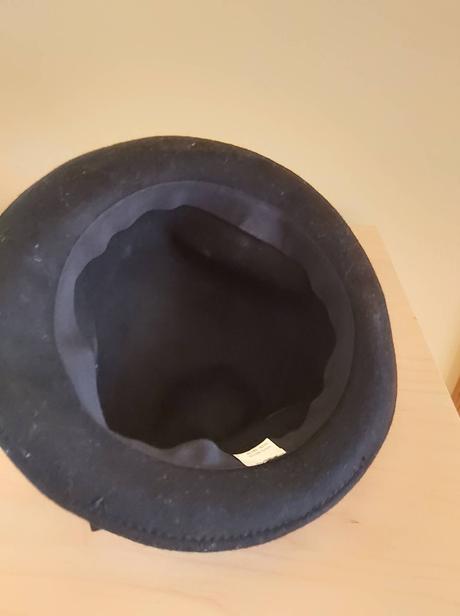 Dámsky čierny klobúk s mašličkou, m