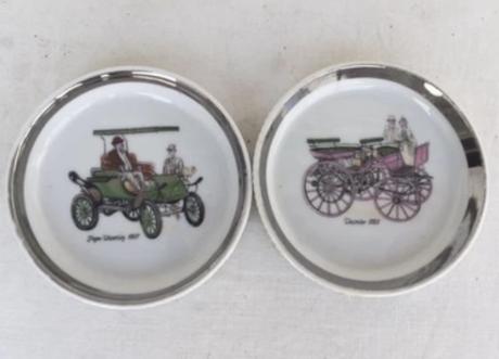 2 porcelanove podlozky pod pohare motiv stare auta,