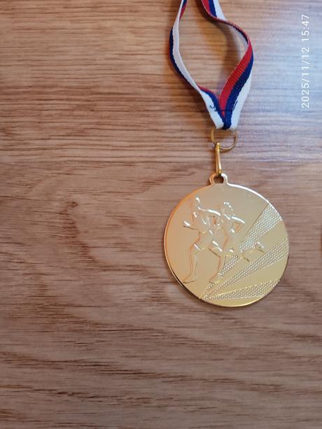 4 ks bežecké medaile zlaté, 