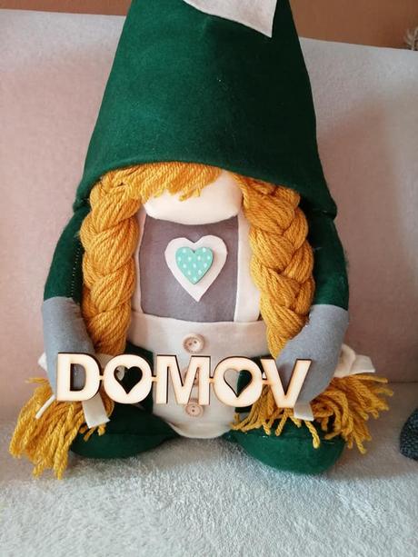 Babika dekoracia zelena s vrkočmi horčicovej farby,