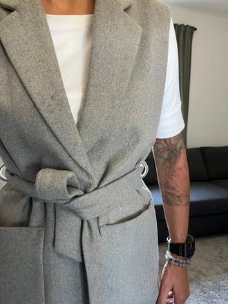 Svetlošedá vesta zoot, 38