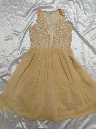 Velmi pekne šaty na slavnost, 38