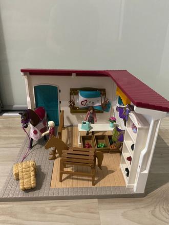 Schleich 42568 obchod pre kone, 