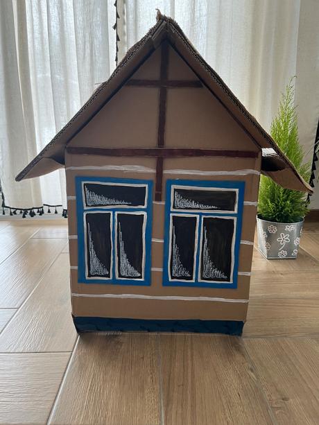 Karnevalová maska- drevenica/chalúpka, 