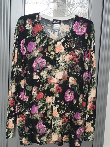 Kvalitný kvetovaný svetrík, 48