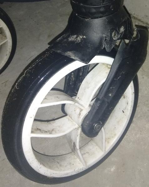 Odlomilo sa mi z konštrukcie kočíka pri kolese