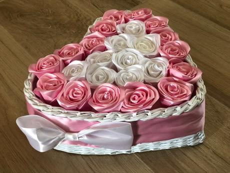 Handmade ružičky v srdiečkovom košíku, 