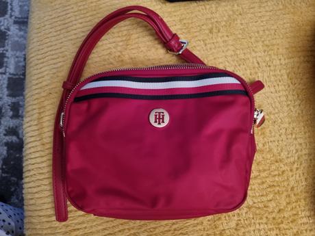 Minimalne nosena kabelka tommy hilfiger, tommy hilfiger