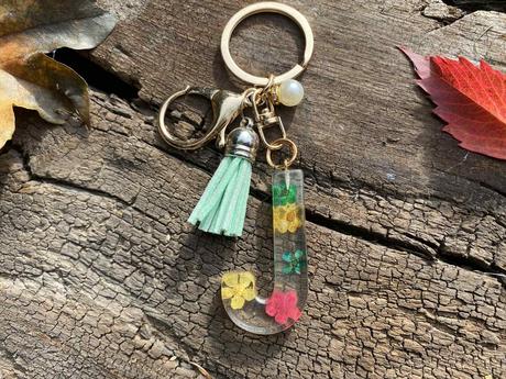 Ručne vyrobené živicové kľúčenky, 