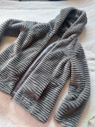 Jemný ľahký kozusok budnicka s kapucou, m