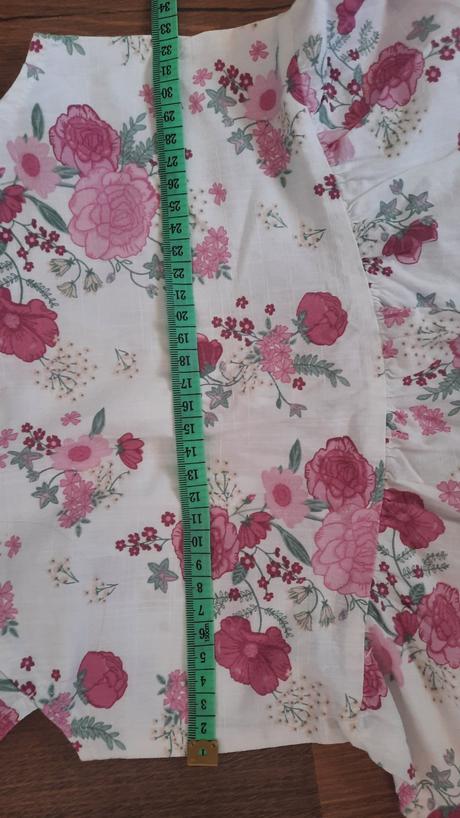 Šaty s ružovými kvietkami, 134